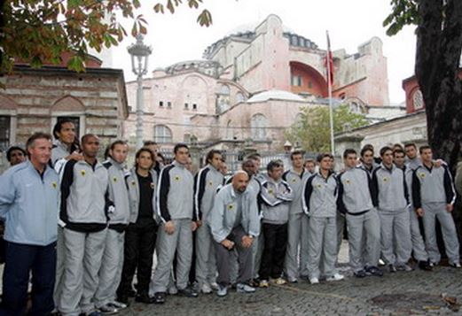  Η αποστολή της ομάδας φωτογραφίζεται μπροστά από το Ναό της Αγίας Σοφίας στην Κωνσταντινούπολη 