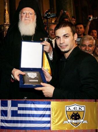 Ο Πατριάρχης Βαρθολομαίος κρατά την τιμητική πλακέτα που του παρέδωσε ο Πρόεδρος της ΑΕΚ, Ντέμης Νικολαΐδης